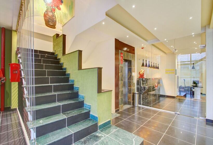 فندق Capital O 13090 Astor