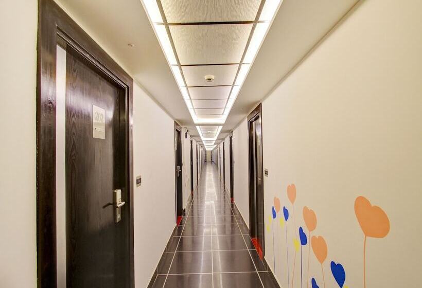 فندق Capital O 13090 Astor