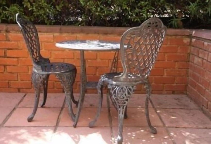 Отель Glenda's Guest Suites