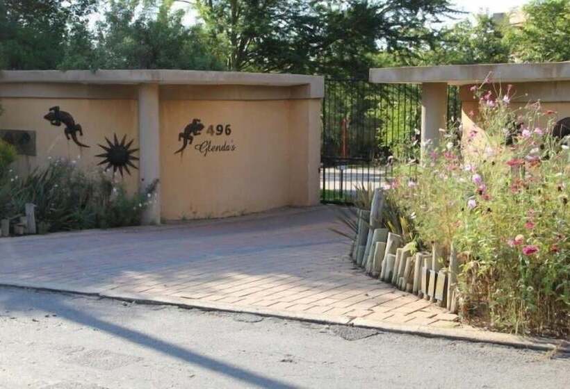 Отель Glenda's Guest Suites