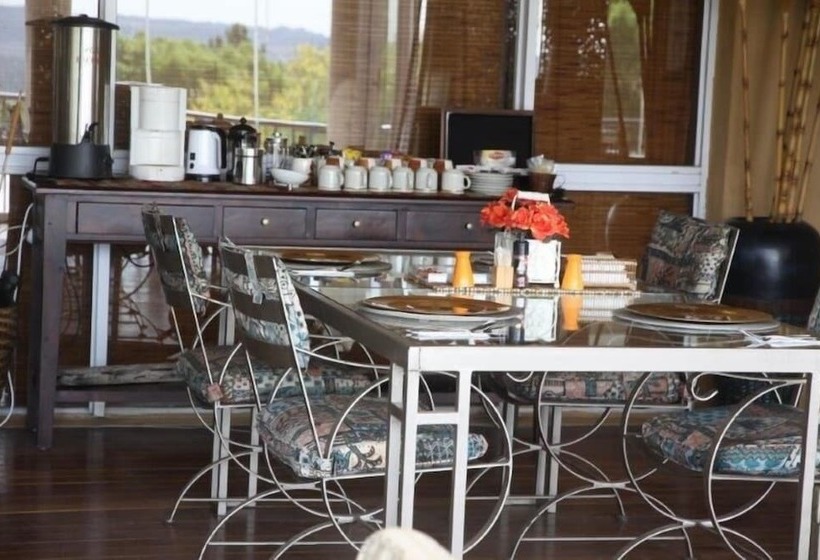 Отель Glenda's Guest Suites