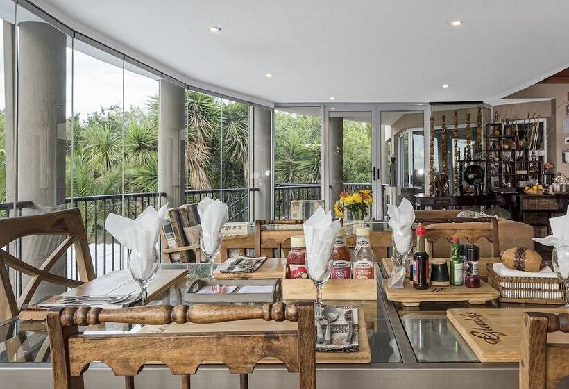 Отель Glenda's Guest Suites