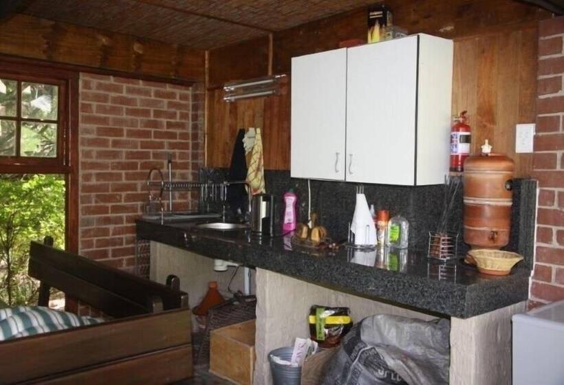 Отель Glenda's Guest Suites