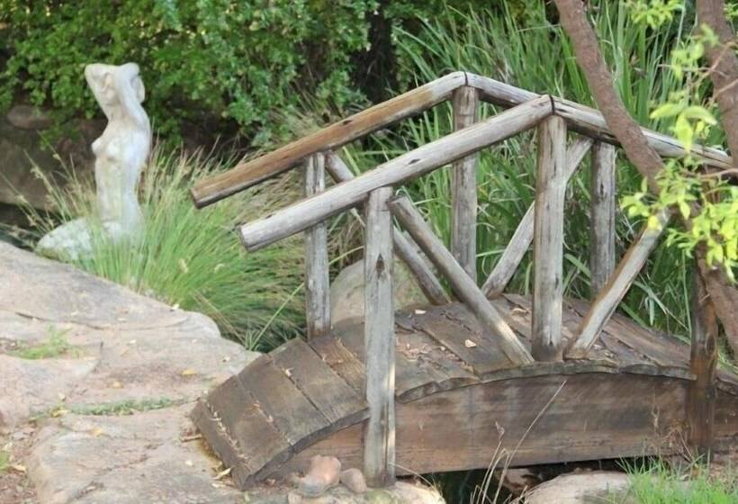 Отель Glenda's Guest Suites