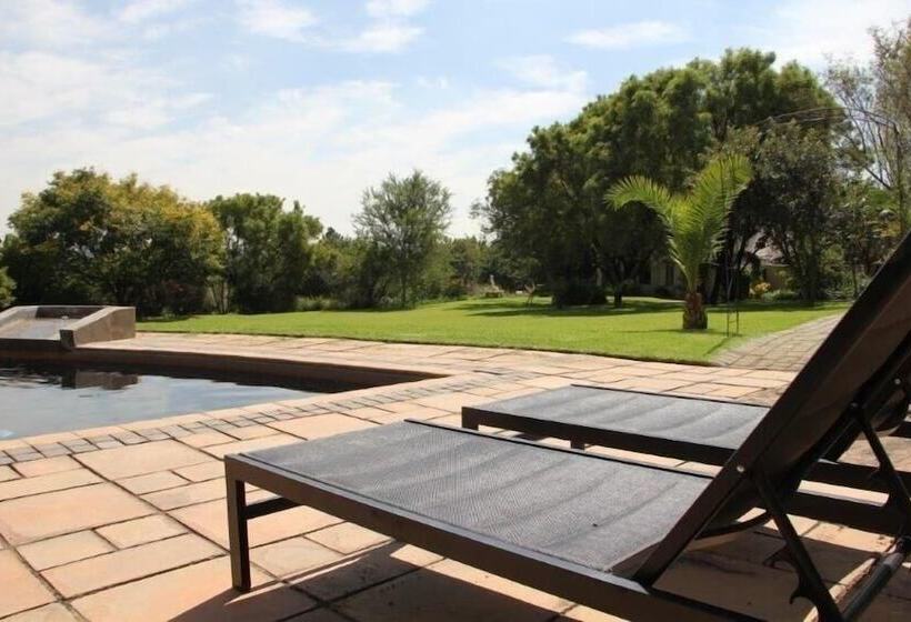 Отель Glenda's Guest Suites