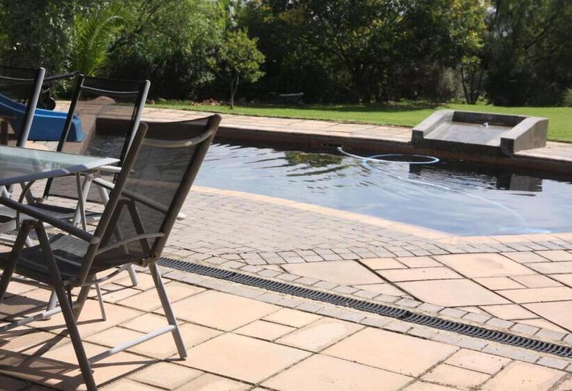 Отель Glenda's Guest Suites