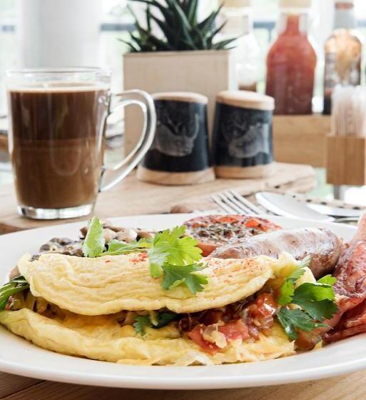 Отель Glenda's Guest Suites