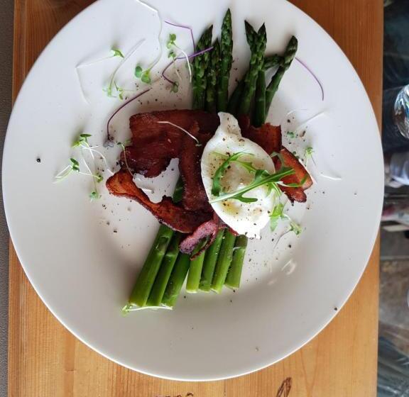 Отель Glenda's Guest Suites