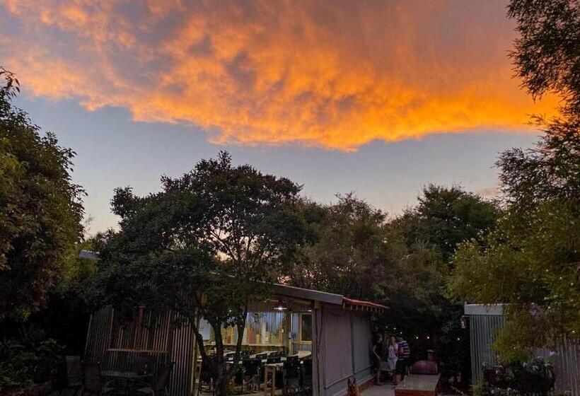 Отель Glenda's Guest Suites