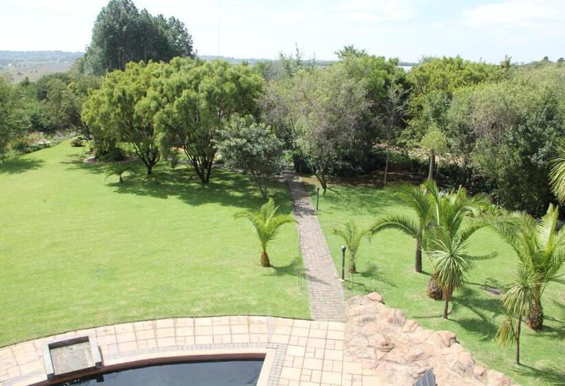 Отель Glenda's Guest Suites