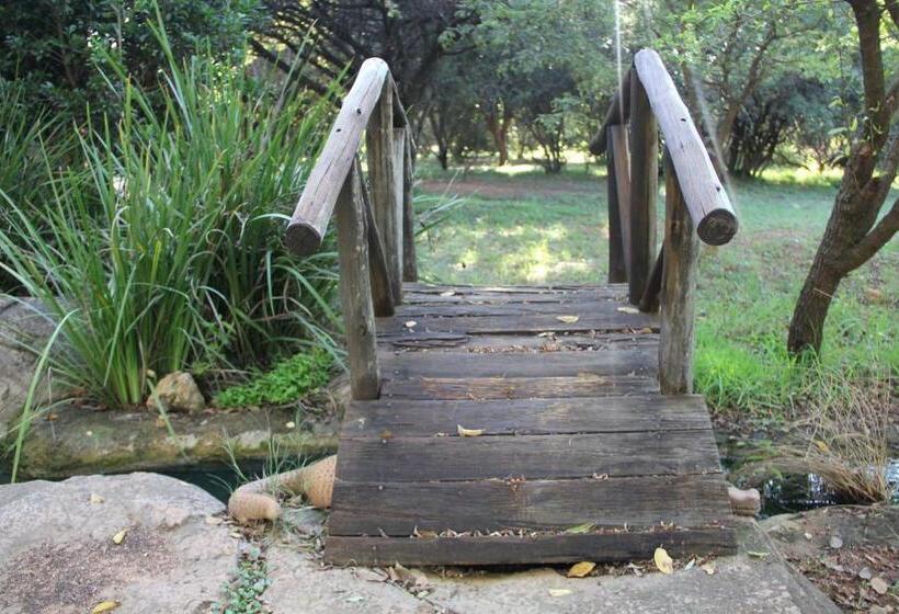 Отель Glenda's Guest Suites