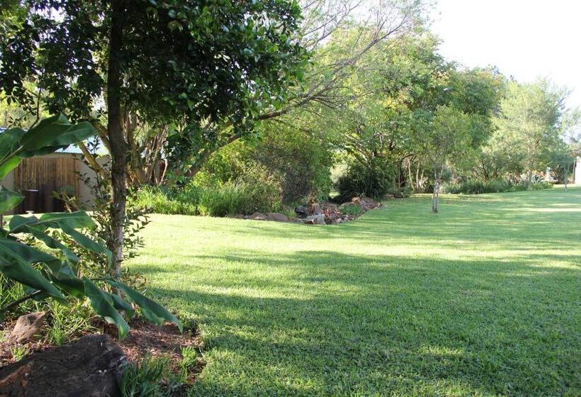 Отель Glenda's Guest Suites