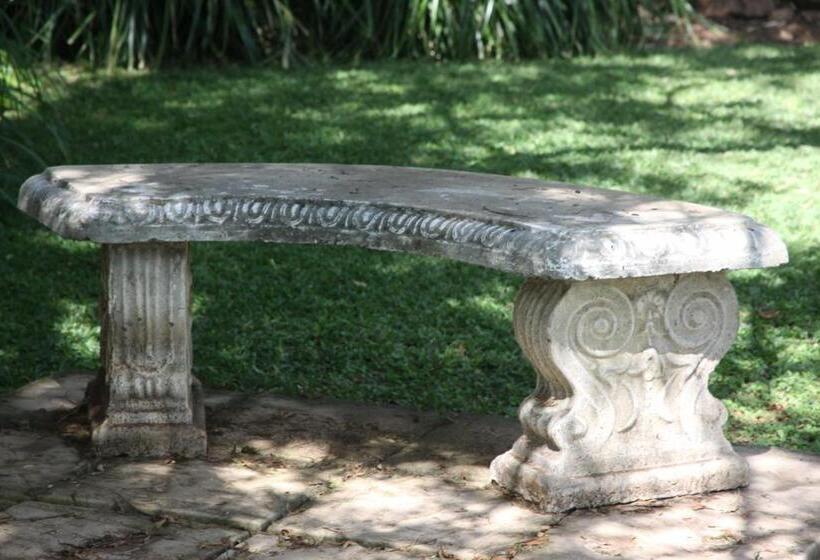 Отель Glenda's Guest Suites