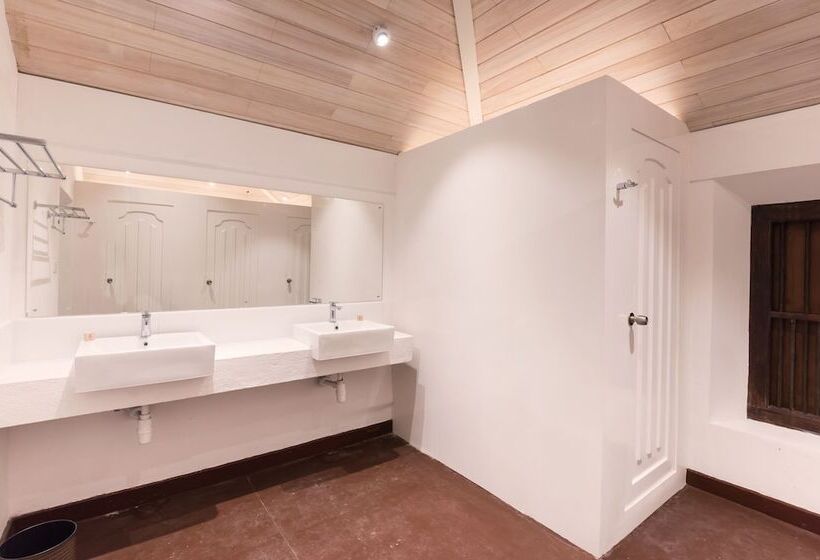 בית מלון כפרי J, Unawatuna