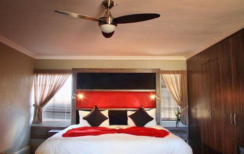 Отель Kwantu Lions View Villa