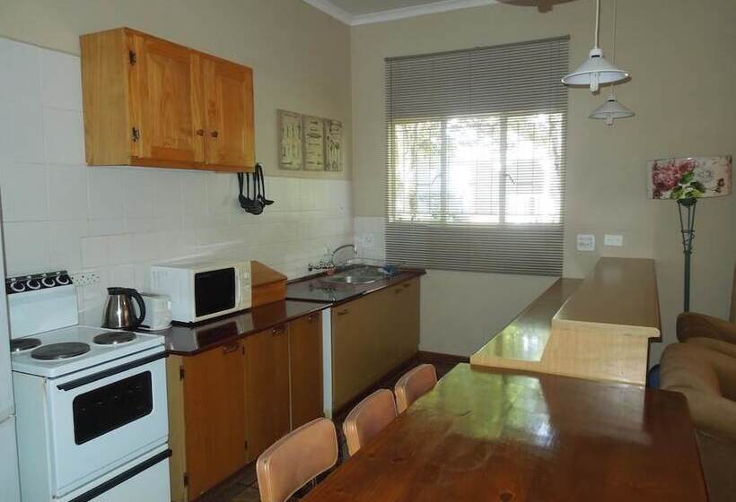 בית מלון כפרי Lilac Lodge Purple House