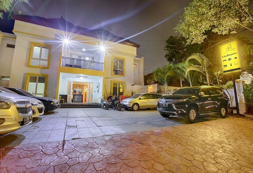 בית מלון כפרי Literooms Setiabudi Sudirman