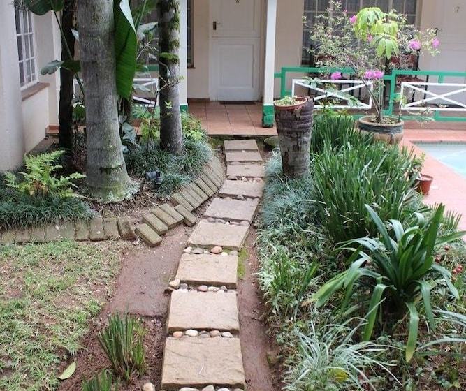 Отель The Roost