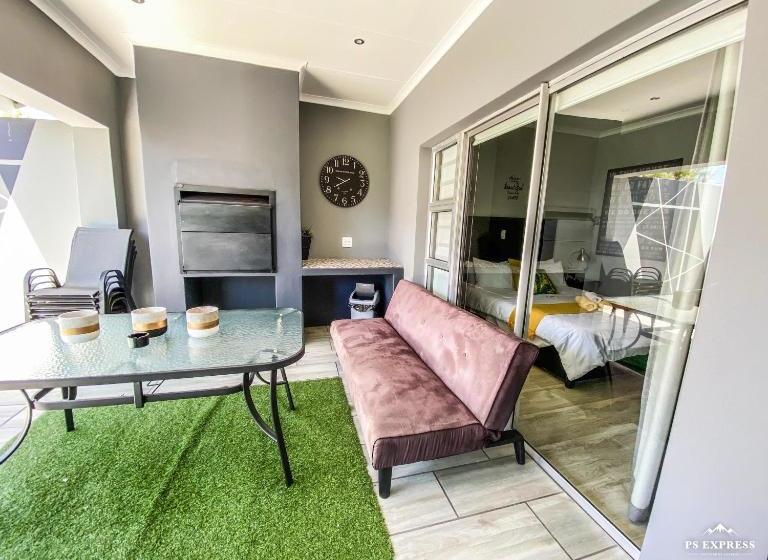 בית מלון כפרי The Urban