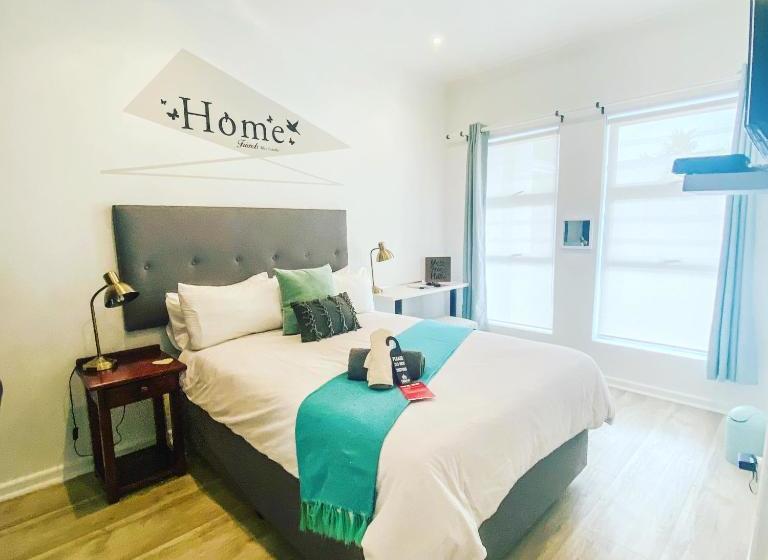 בית מלון כפרי The Urban