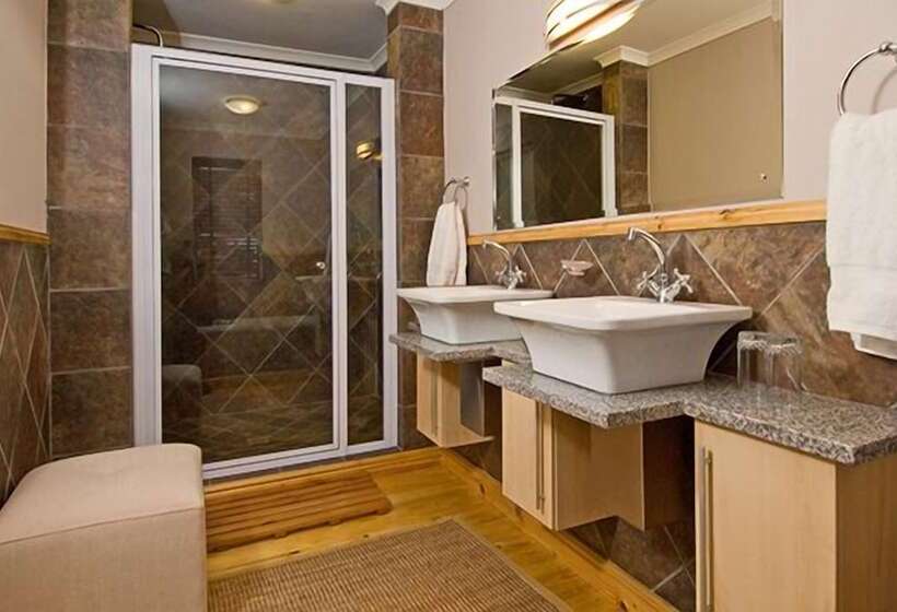 فندق Whale Away Guest House