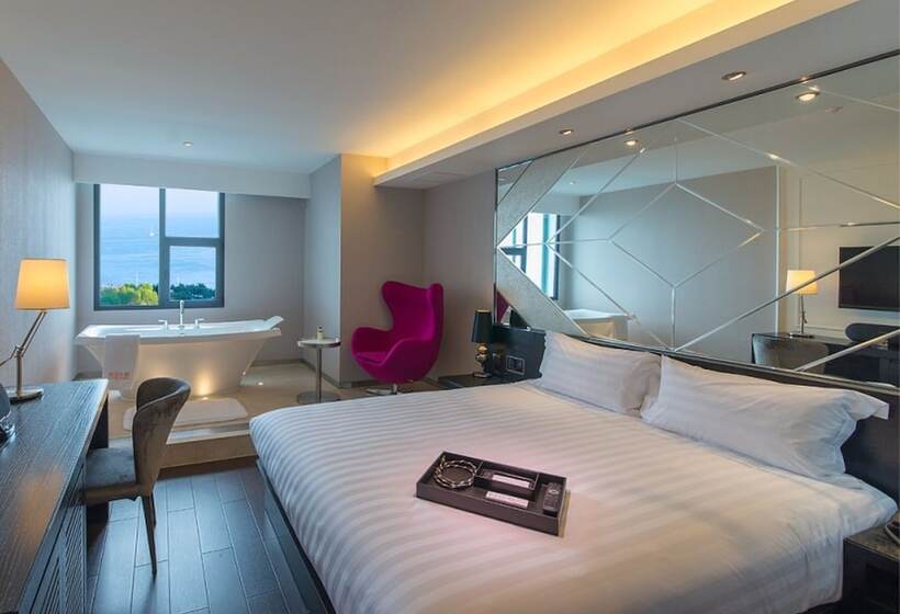 Orange Crystal Hotel Wusi Square Seaview