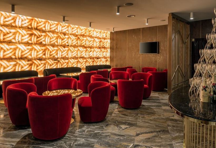 Crystal House Suite Hotel & Spa