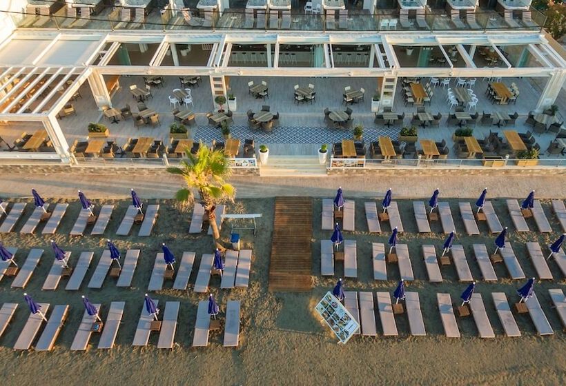 هتل Mandala Seafront Suites