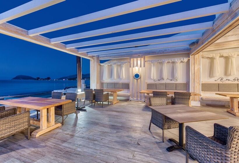 هتل Mandala Seafront Suites