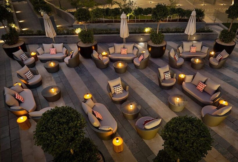 Отель Millennium Atria Business Bay