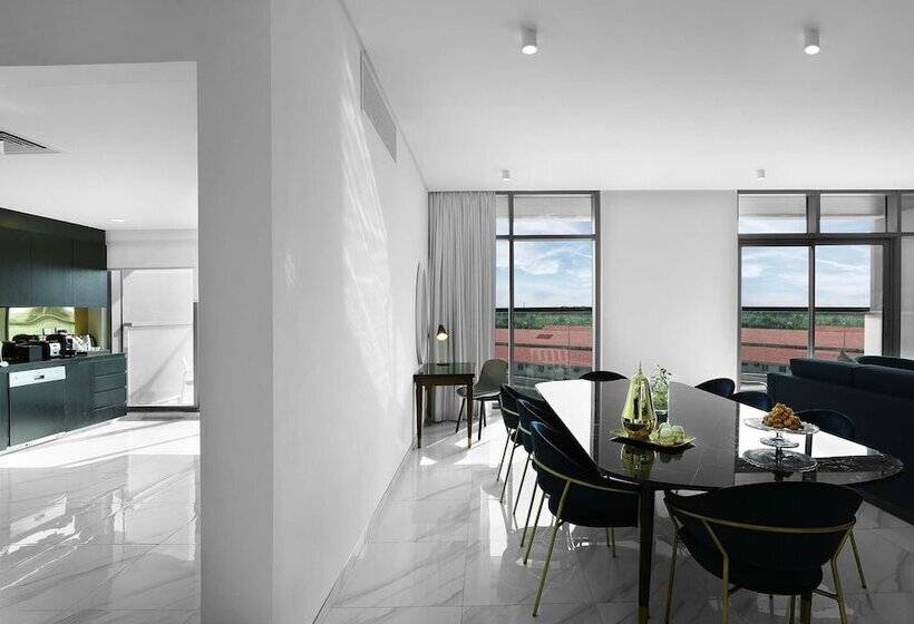 Отель Millennium Atria Business Bay