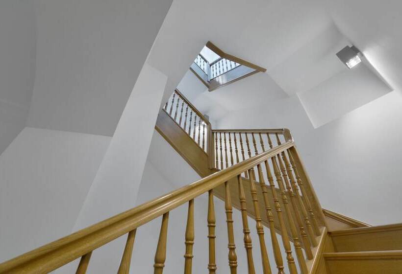 Отель Stradonia Serviced Apartments