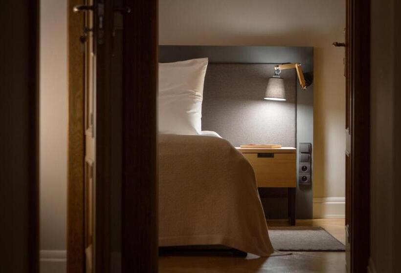 Отель Stradonia Serviced Apartments