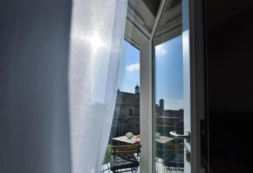 Отель Stradonia Serviced Apartments