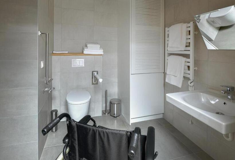 Отель Stradonia Serviced Apartments