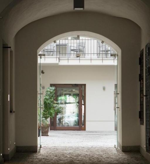 Отель Stradonia Serviced Apartments