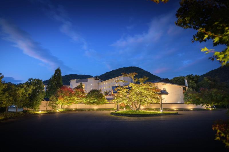 בית מלון כפרי Iizaka Onsen Surikamitei Ohtori