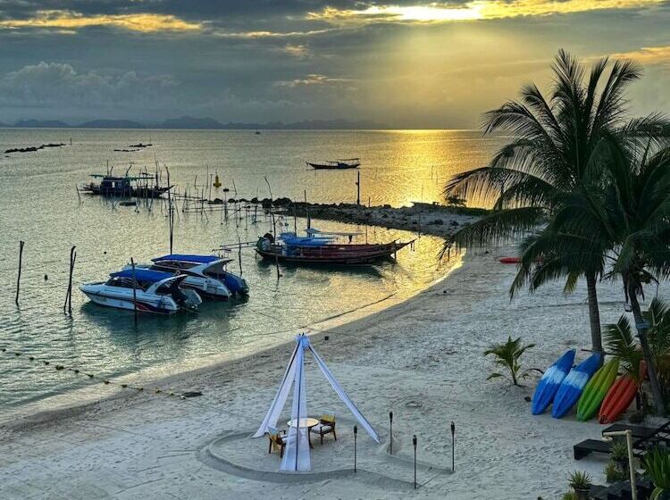 בית מלון כפרי The Beach Samui