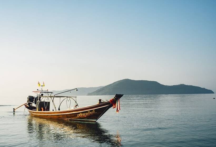 בית מלון כפרי The Beach Samui