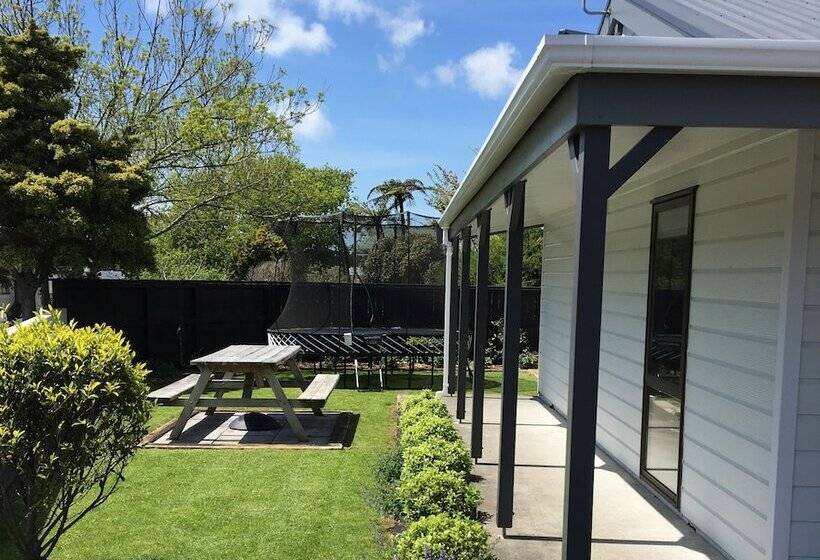 Lockwood Manor Motel