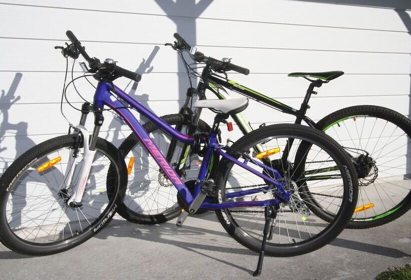 Lockwood Manor Motel