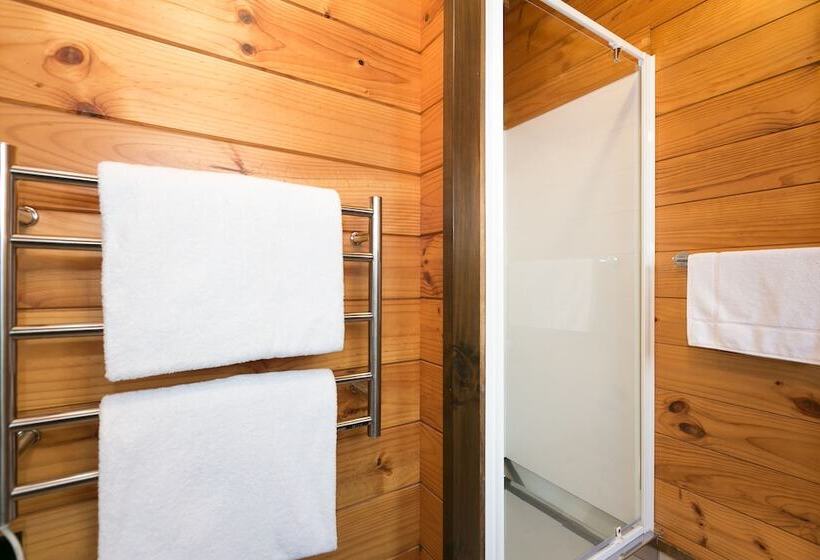 Lockwood Manor Motel