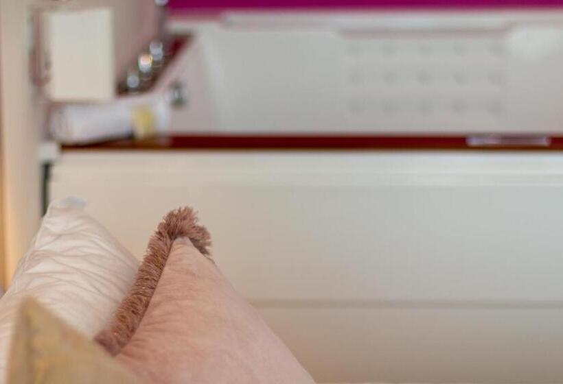 Отель 4 Star Suite Spa   Self Check In