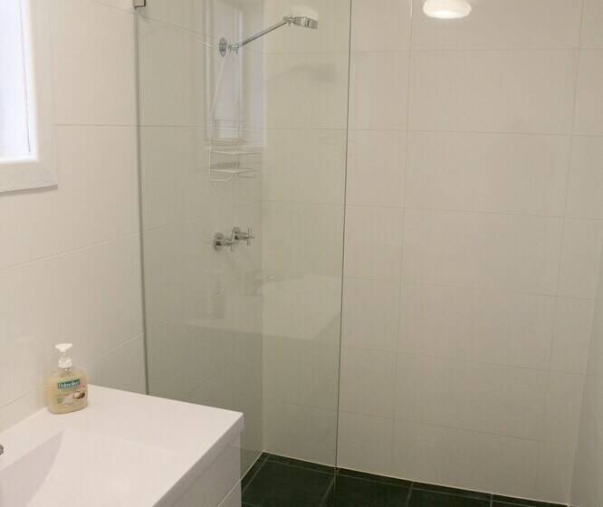 هتل Breakaway Views 374 Alp St