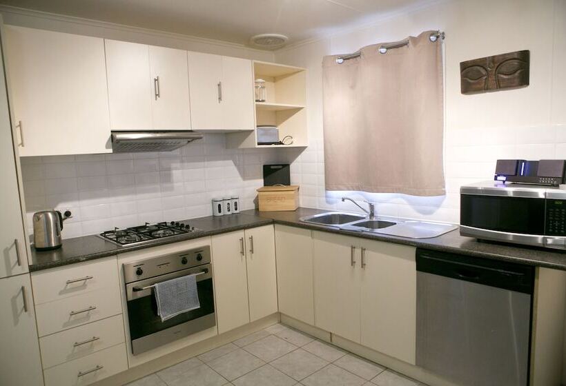 هتل Breakaway Views 374 Alp St