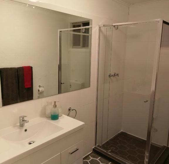 هتل Breakaway Views 374 Alp St