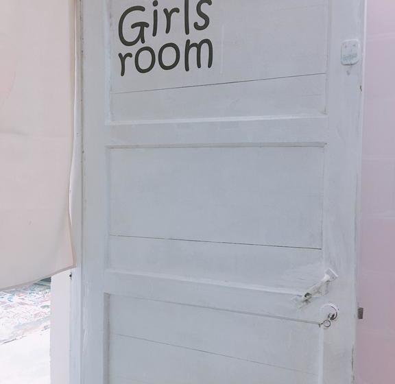 Отель Guilin Hundred Lives Youth Hostel