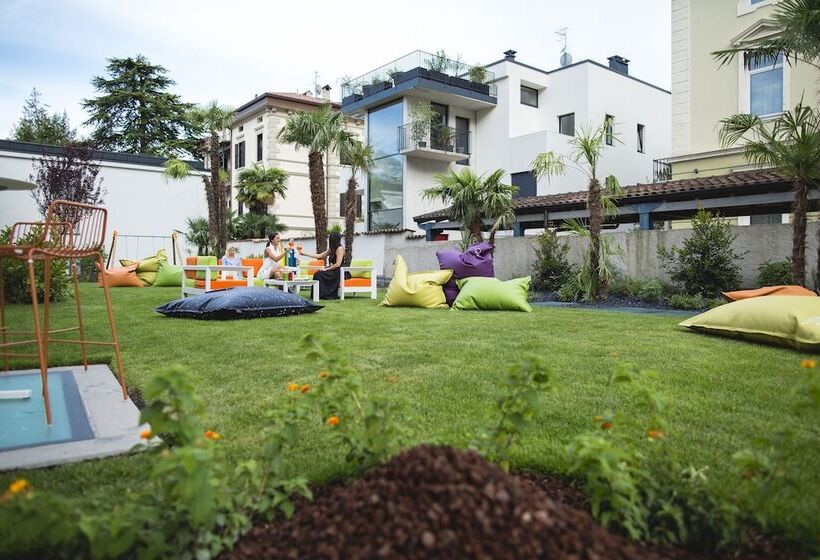 هتل Holiday Iv Gardan