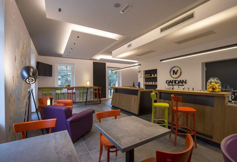 Отель Holiday Iv Gardan