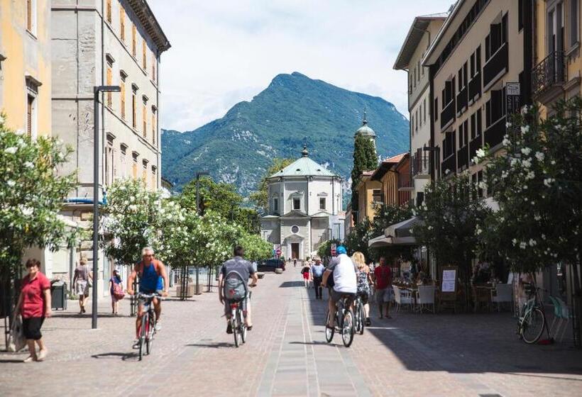 Отель Holiday Iv Gardan